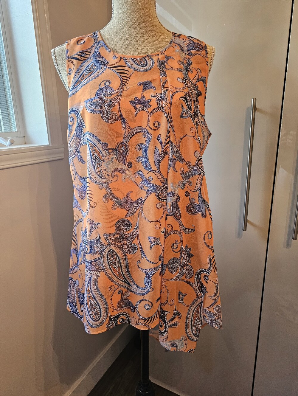 Melanie Lyne Sleeveless Paisley Print Tunic Top in Peach and Blue. Size 8